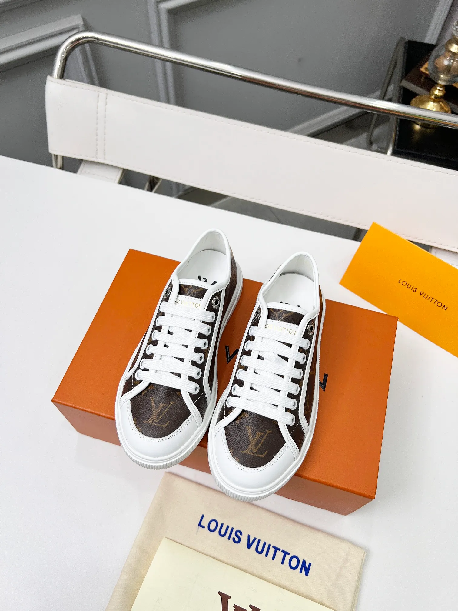 👟👟Ex-factory price 440👟👟 New arrival🆕 The hottest early spring model is coming. LV Lagoon sneakers are made of Monogram denim, injecting a retro flavor into the classic design. Leather trimmings pop out with the Louis Vuitton logo, while stenciled eyelets, trim and laces add to the refined details, and a rubber outsole embellished with Monogram flowers completes the look. Code number: 35~41, multiple colors available! Oil edges + TPU outsole + drawer box packaging